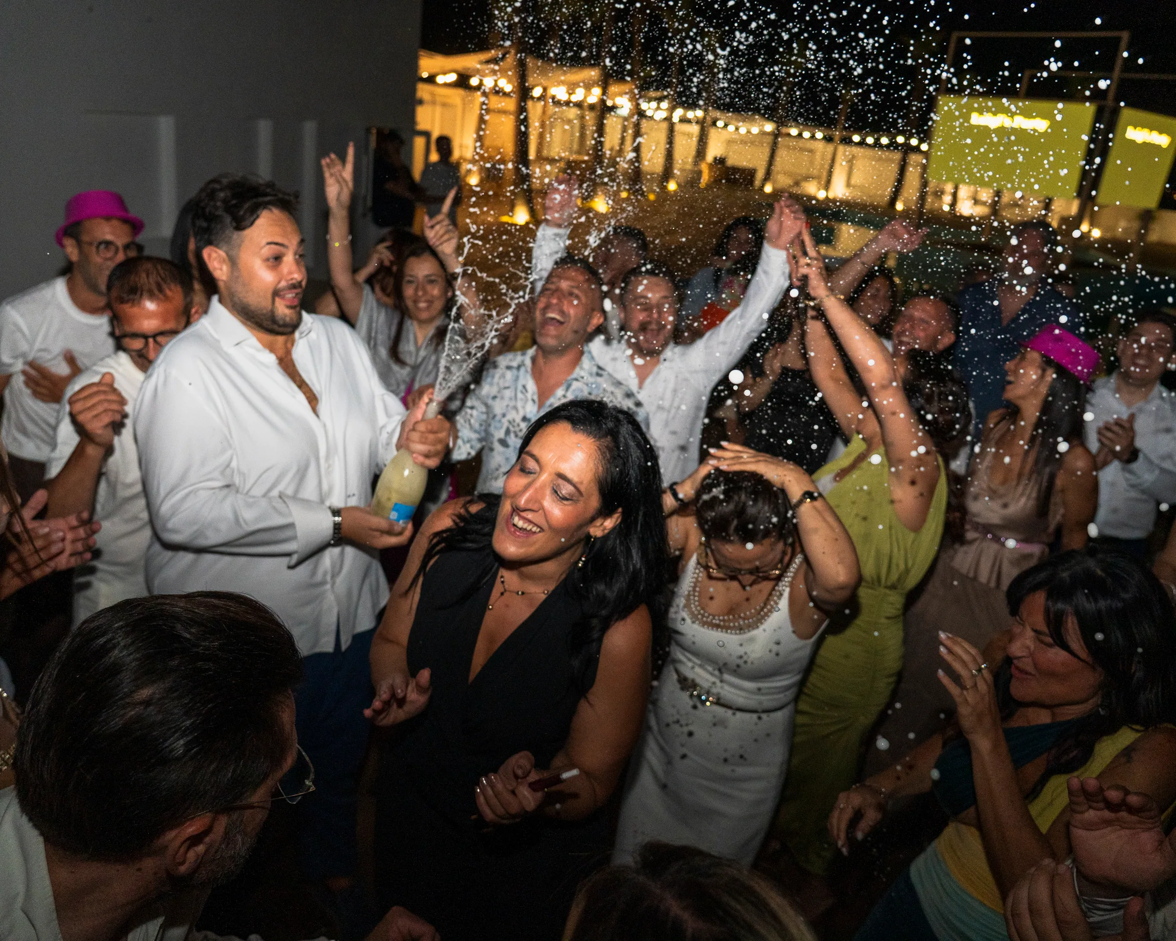 Evento — brindisi con spumante tra gli invitati