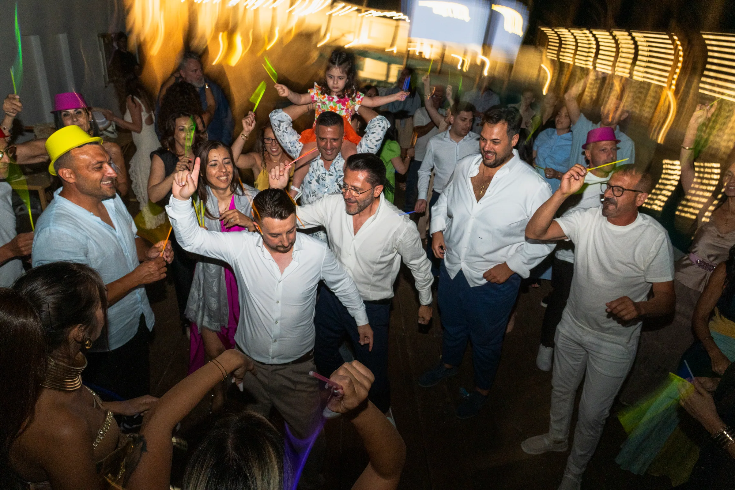 Evento — ballo di gruppo con luci fluo